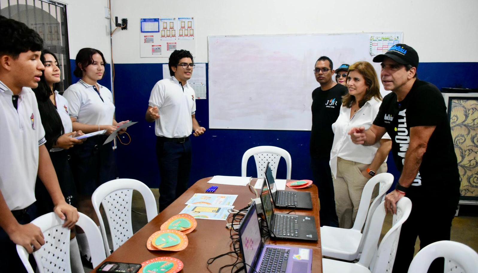 Alcalde Alejandro Char con estudiantes de educación superior.