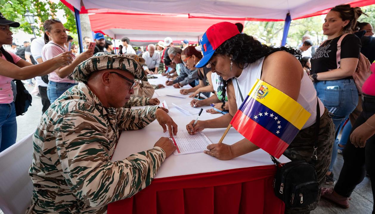 Personas participan en jornada de alistamiento de la Milicia Bolivariana de Venezuela.