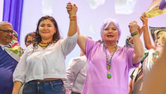 Andrea Vargas y la precandidata presidencial Gloria Flórez.
