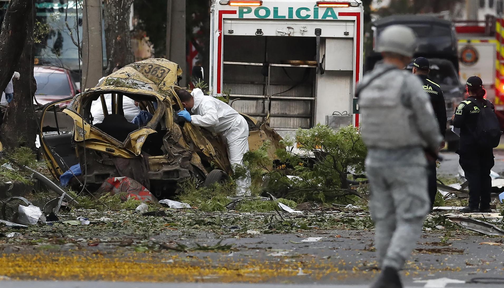 La Policía inspecciona el lugar donde ocurrió el atentado. 