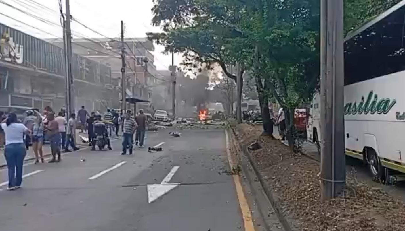 Atentado terrorista frente a la base Aérea Marco Fidel Suárez.