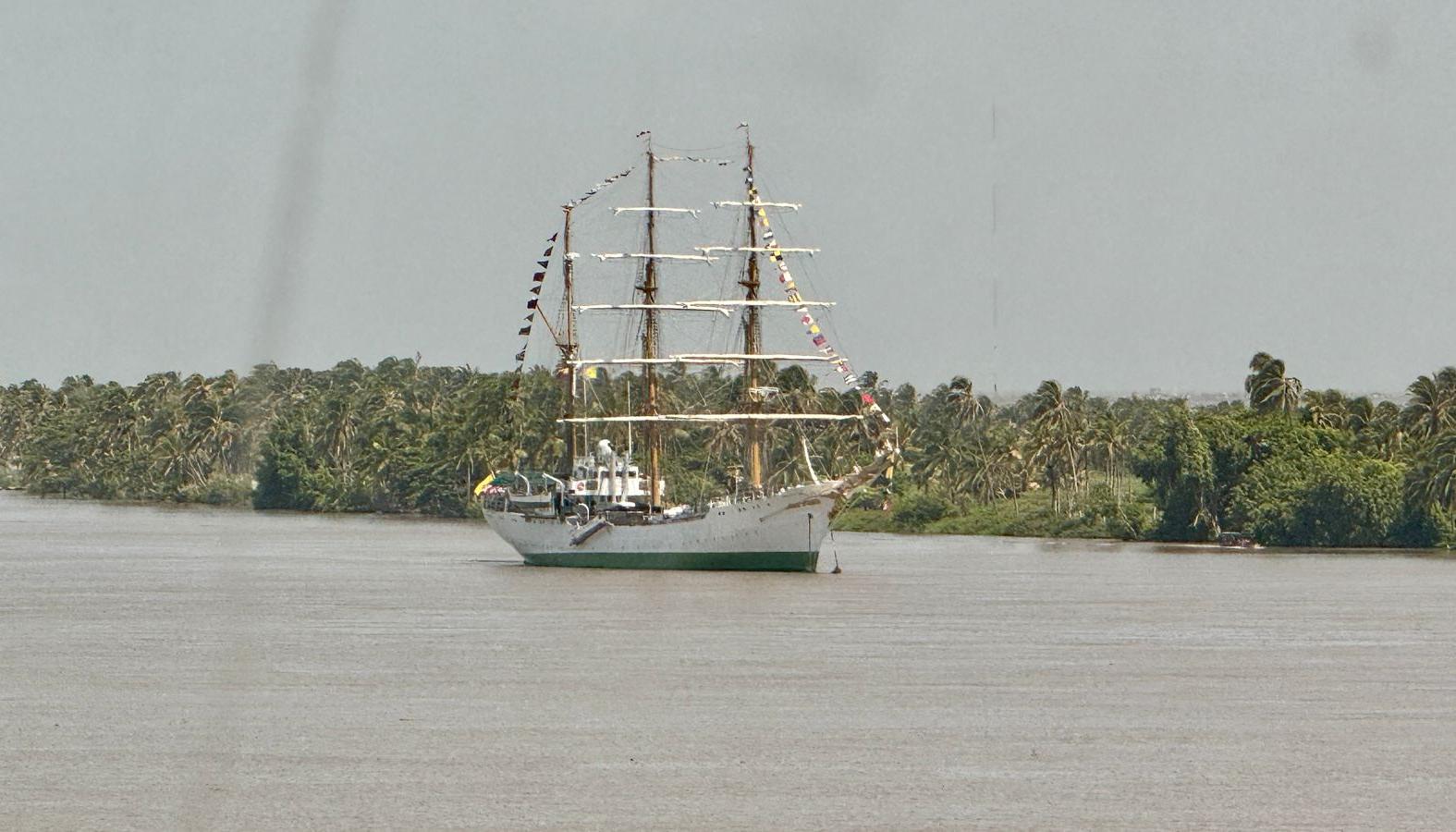 Buque ARC "Gloria" en el canal de acceso.