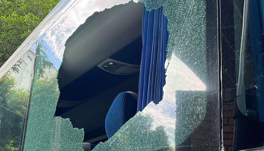 Vidrio roto de bus de Atlético Nacional.