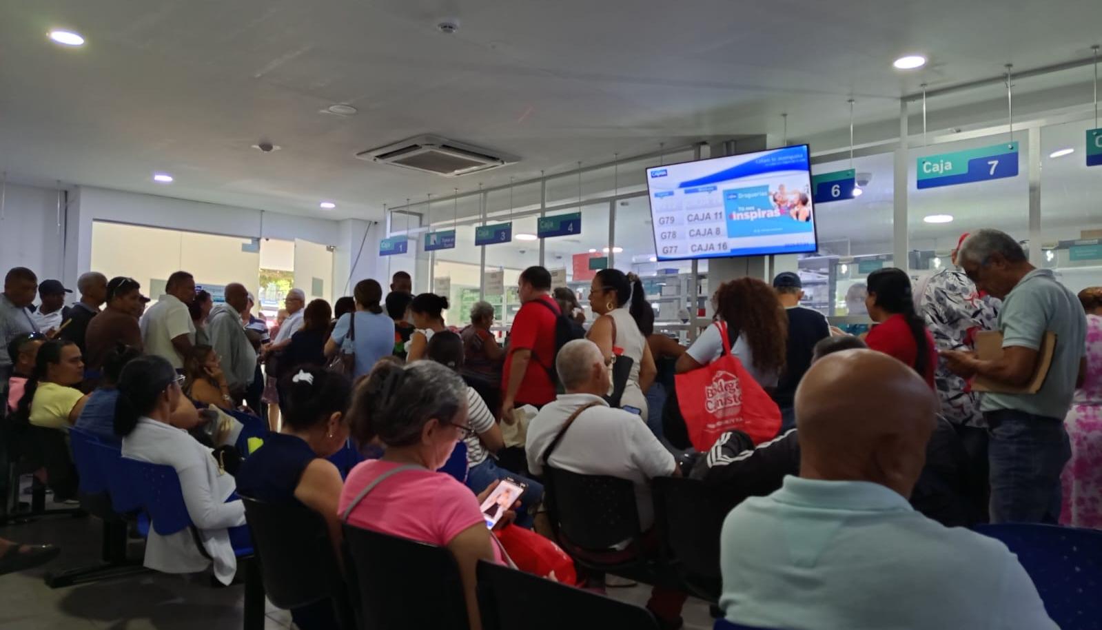 Reclamar medicamentos en sedes de Cafam se ha convertido en una odisea. En la foto, sede de Cafam de la carrera 53, entre calles 70 y 72. 