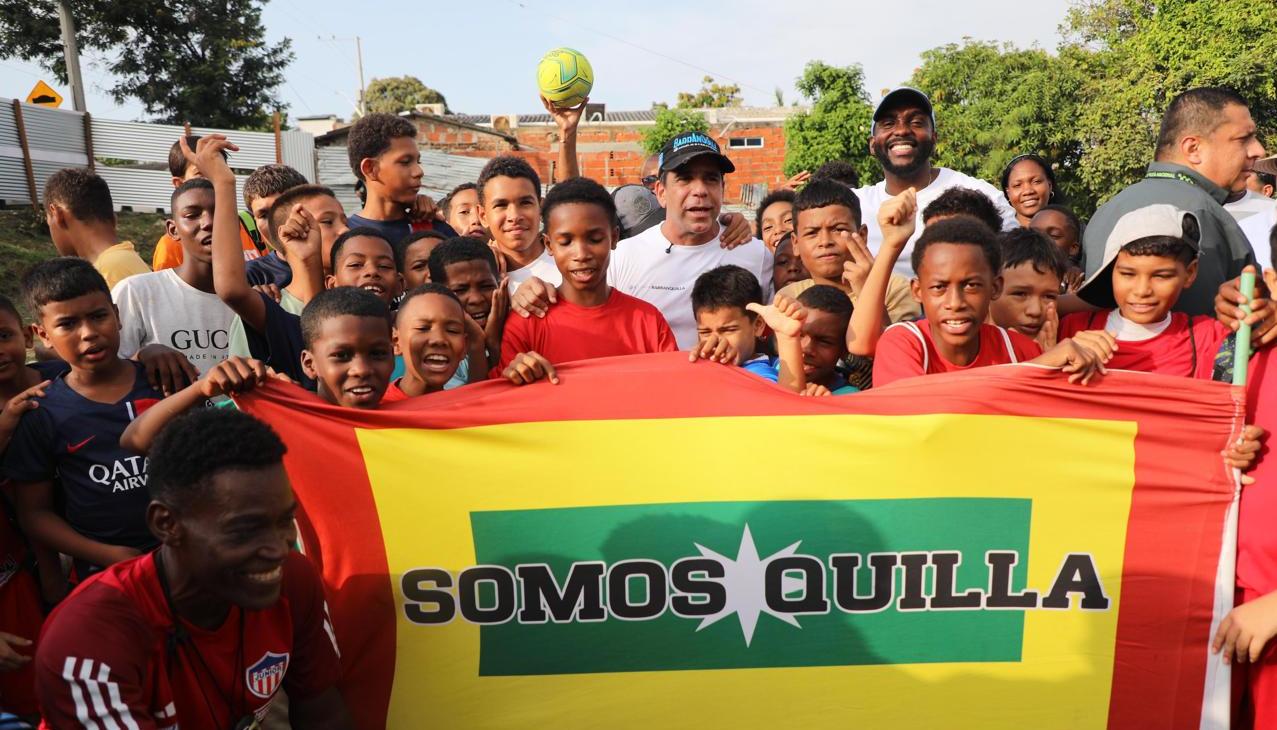 El alcalde Char con jóvenes de La Esmeralda. 