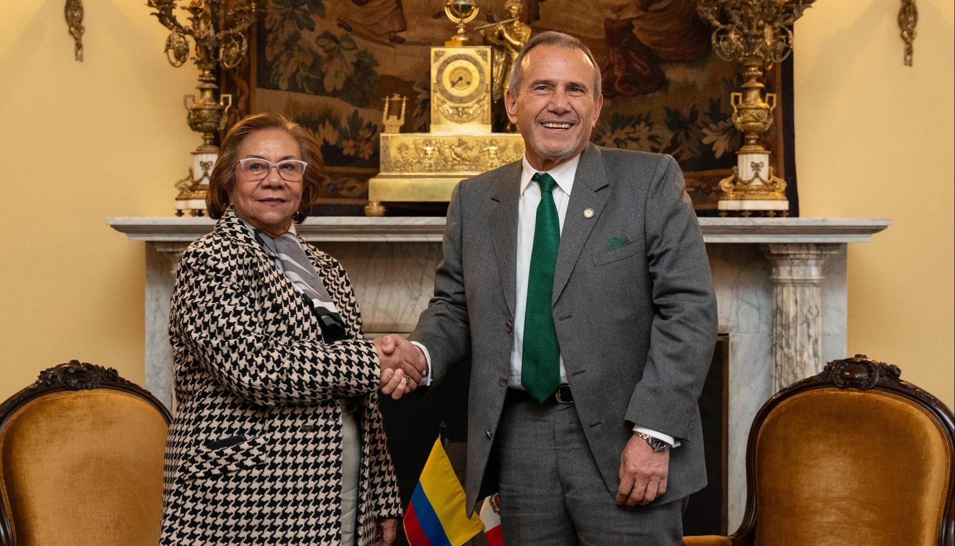 Los ministros de Relaciones Exteriores de Colombia, Rosa Yolanda Villavicencio, y de Perú, Elmer Schialer Salcedo.