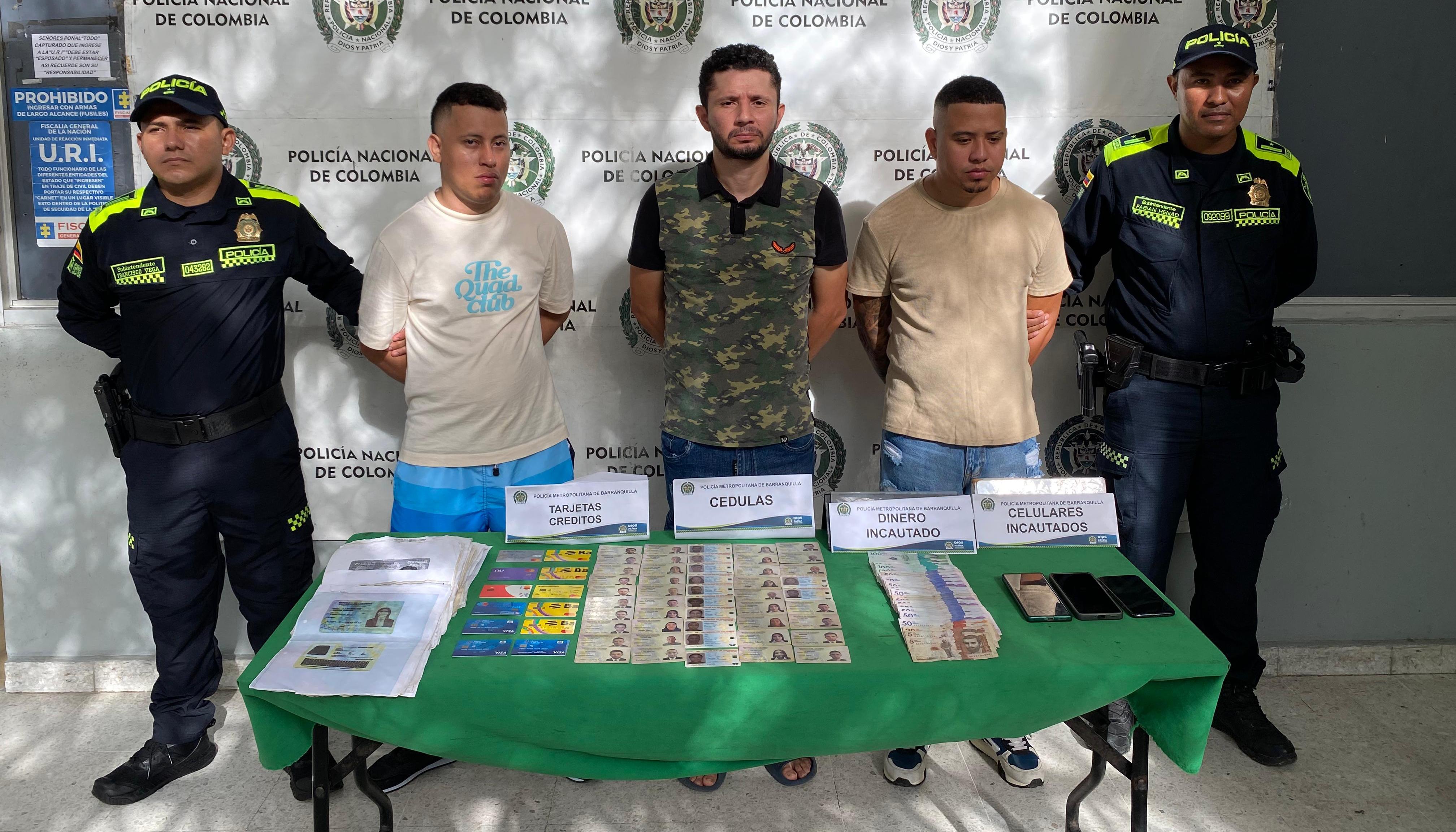 Los tres capturados.