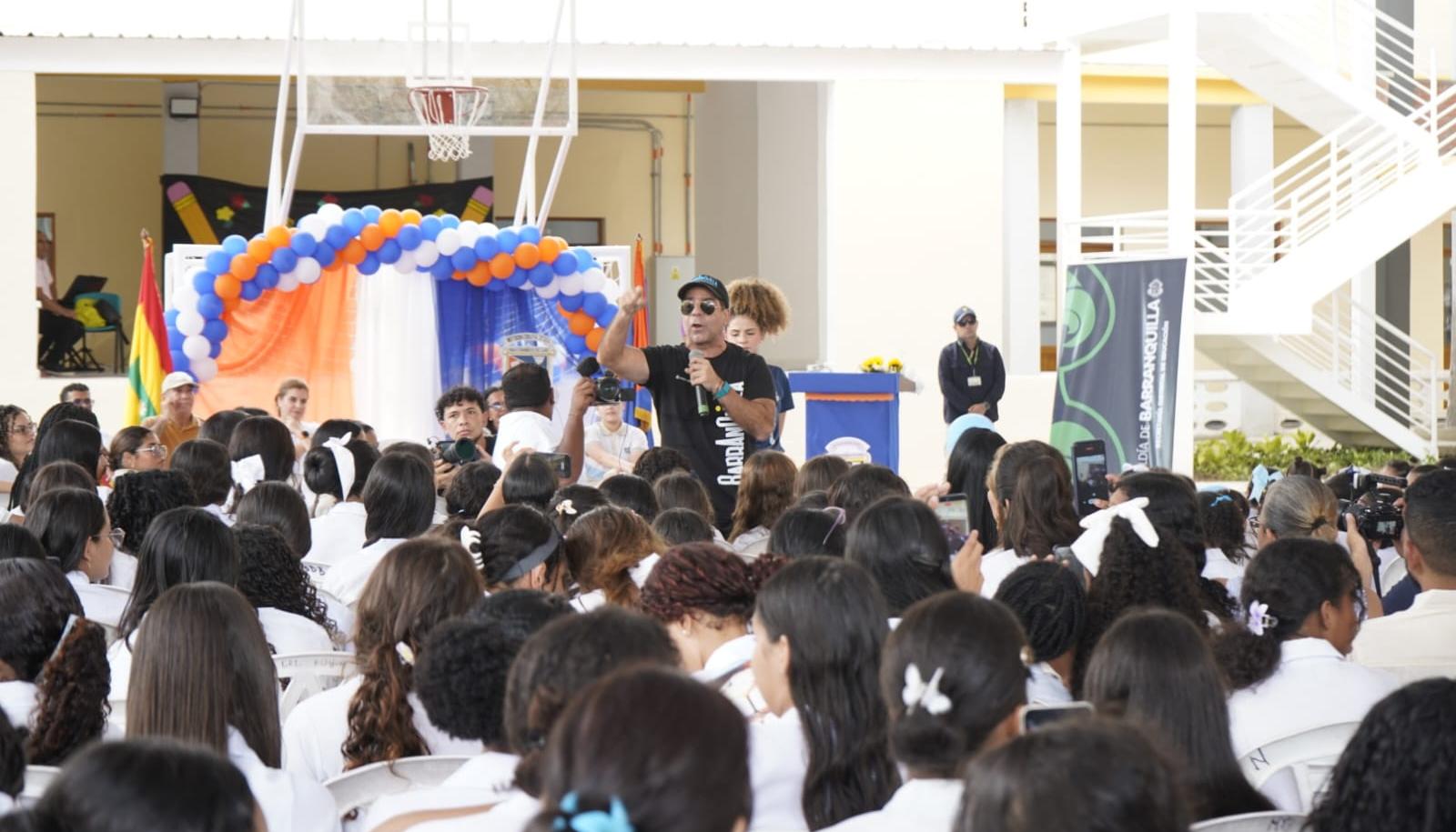 Alcalde Alejandro Char durante la entrega de obras en el Colegio Mayor de Barranquilla. 