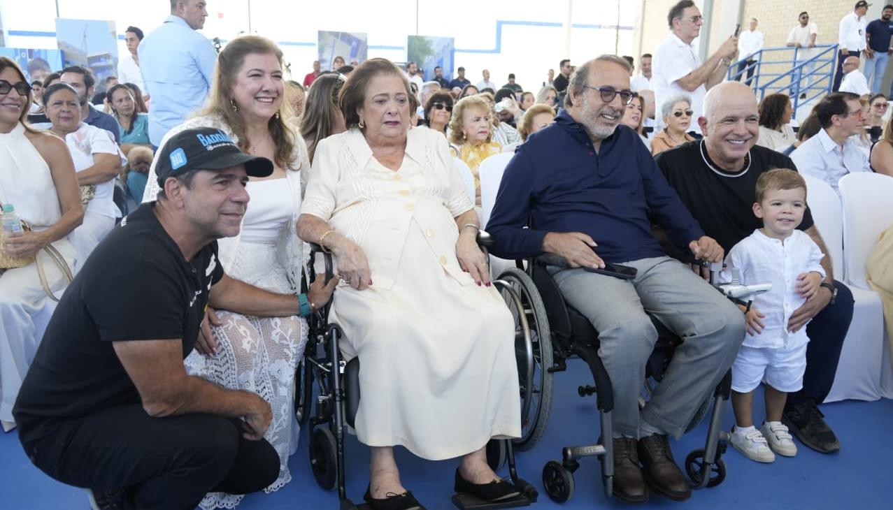 El Alcalde Char, la señora Evelyn con una hija y los hijos y directivos de Tecnoglass José Manuel y Christian Daes