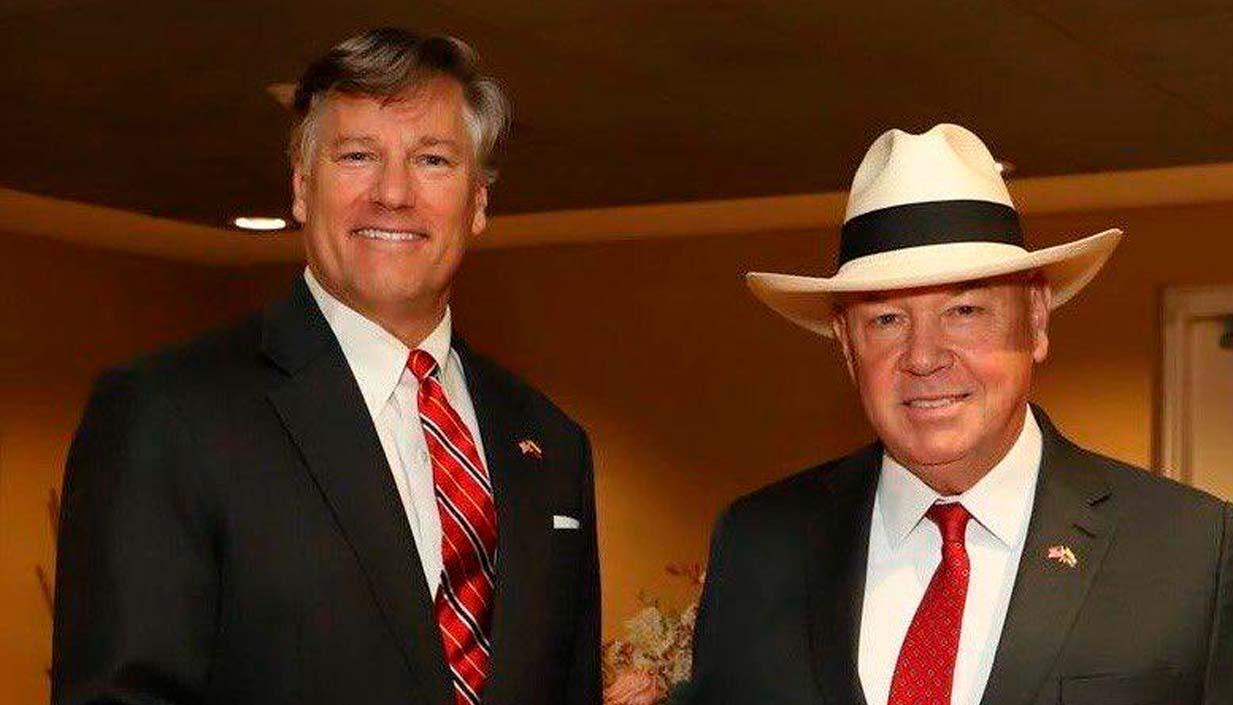 Christopher Landau y John T. McNamara.