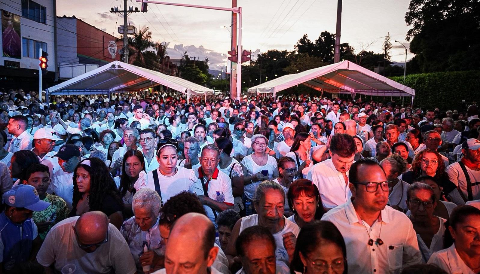 Cientos de caleños en las calles.