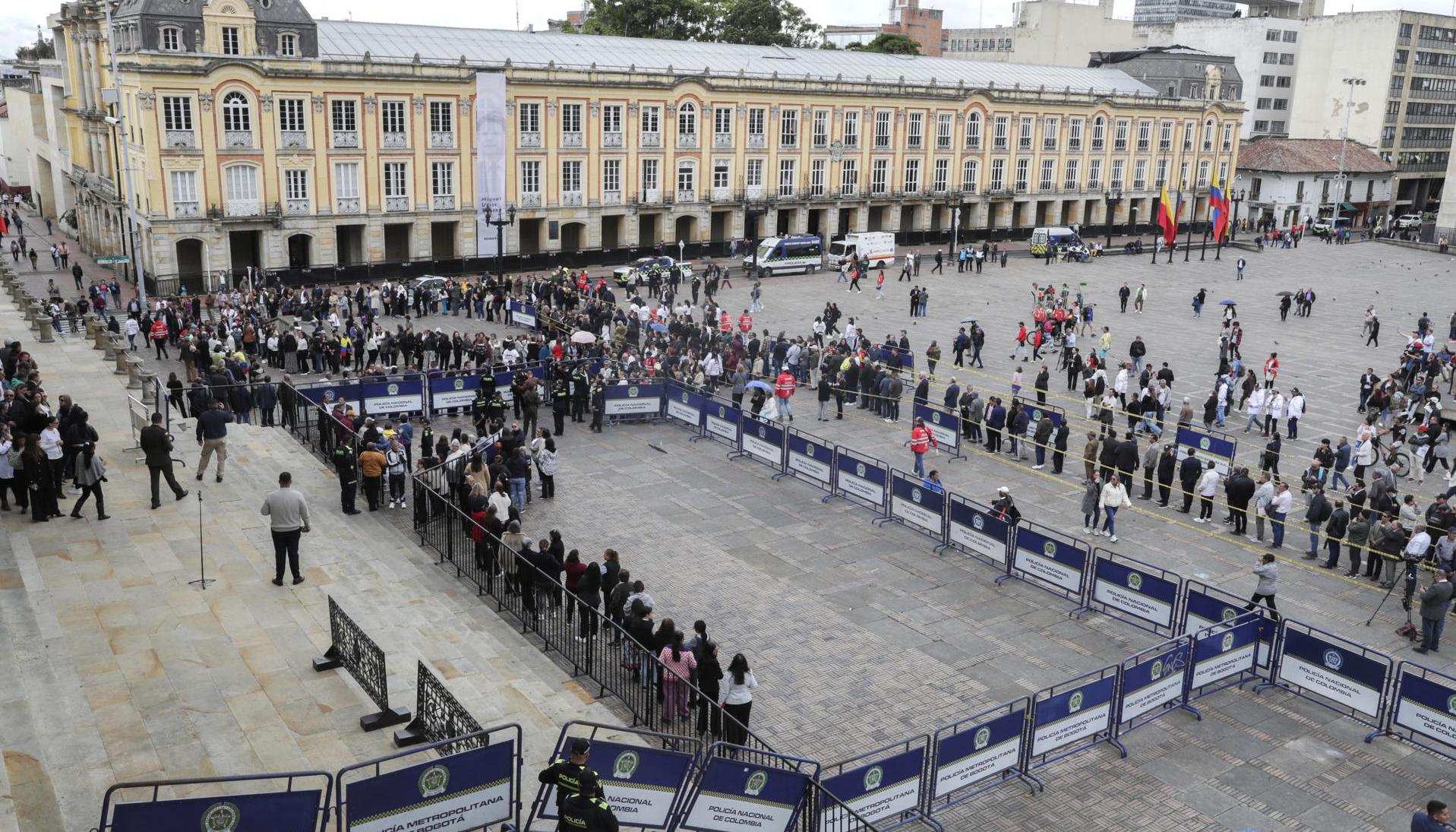 Ciudadanos en fila para despedir a Miguel Uribe