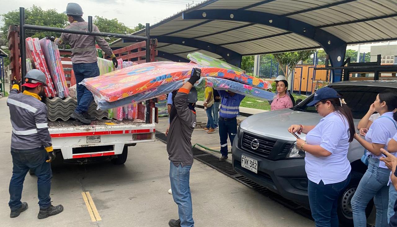 La alcaldesa Alcira Sandoval supervisando la salida de ayudas para los damnificados. 