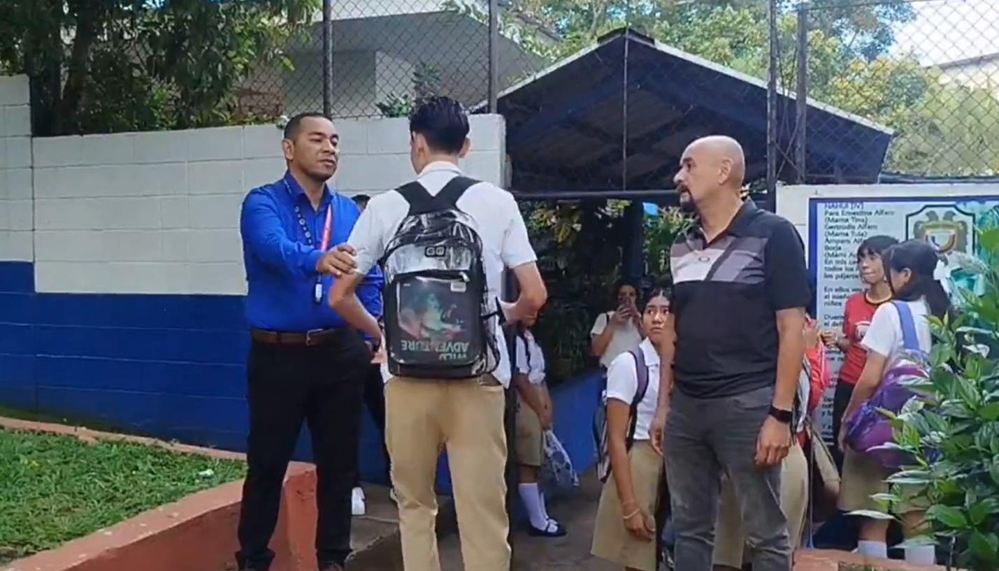 Supervisión en entrada de un colegio en El Salvador.