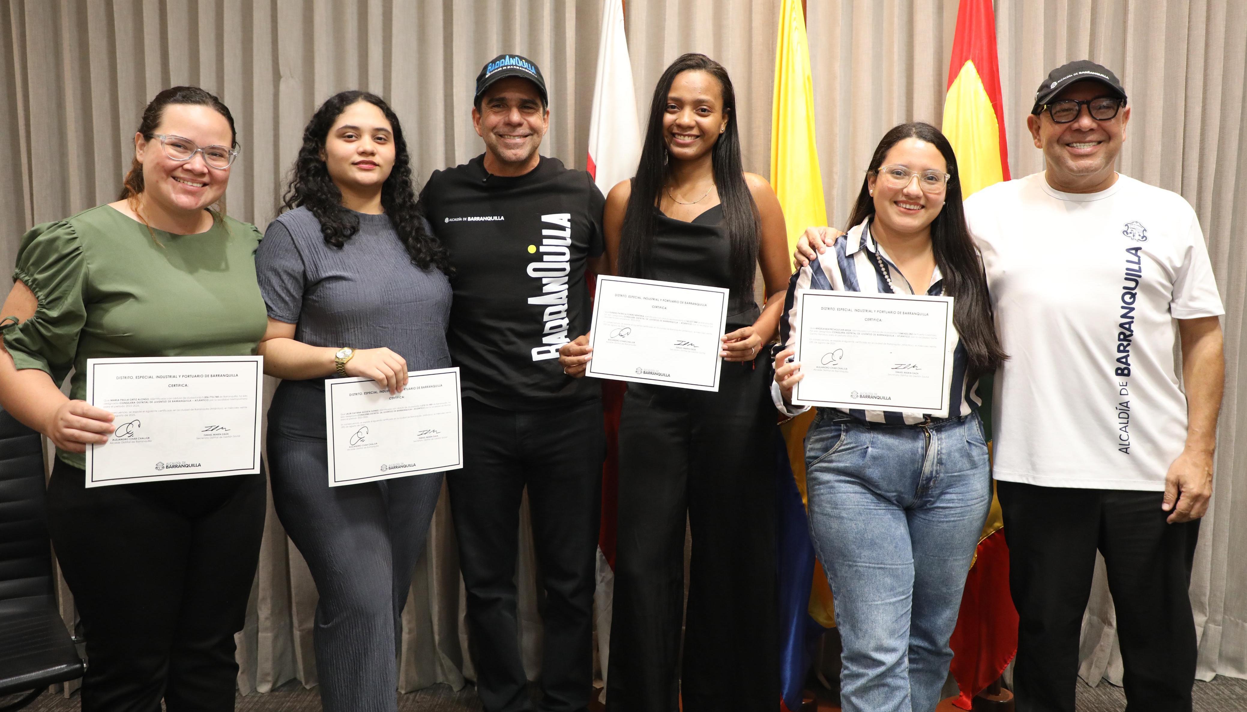 Alcalde Alejandro Char junto a los nuevos integrantes del Consejo de Juventud 2025-2026 en el acto de posesión.
