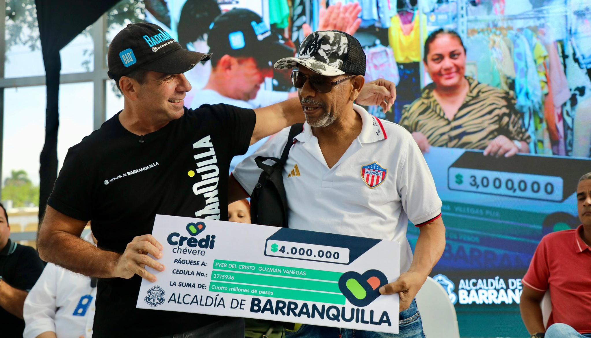 El Alcalde de Barranquilla, Alex Char, con uno de los beneficiarios.