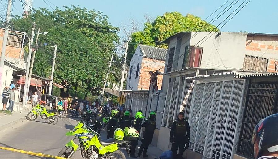 La Policía acordonó el lugar donde presentó el crimen. 