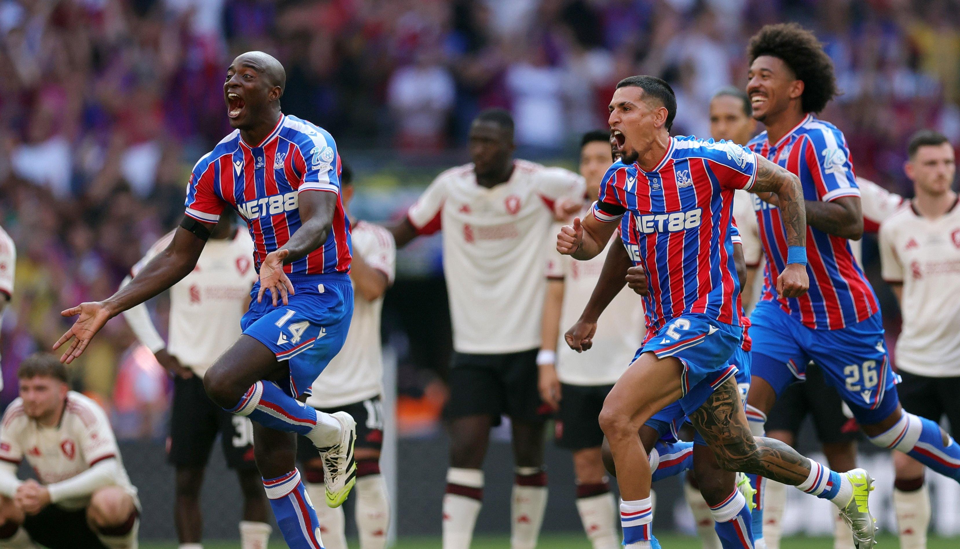 Daniel Muñoz celebrando el título.