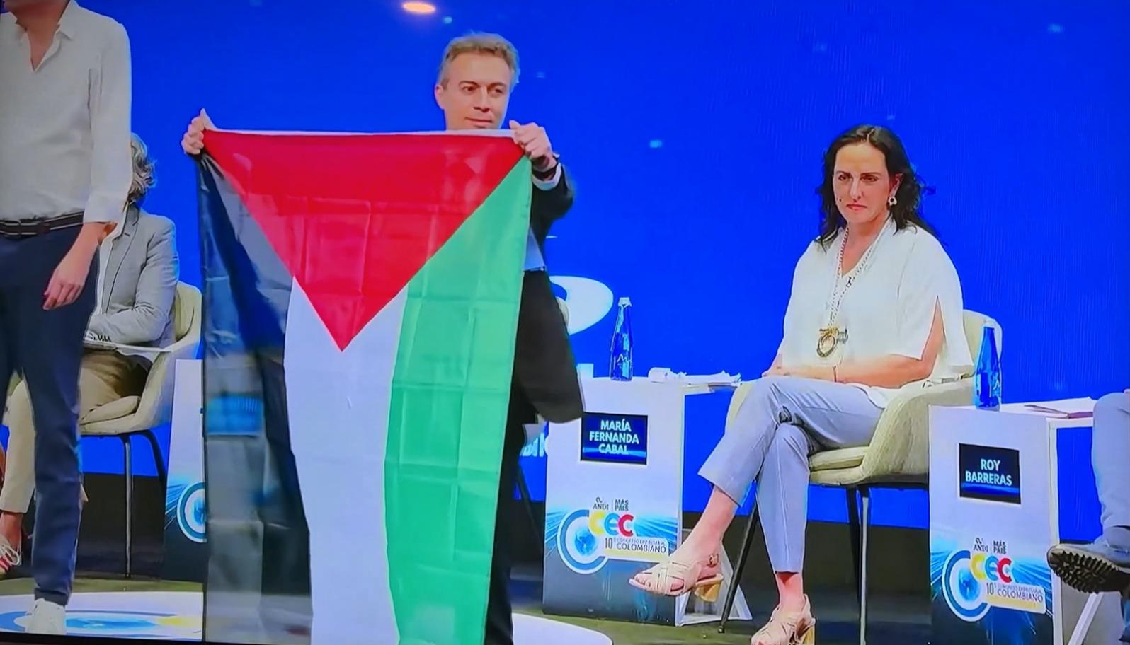 Daniel Quintero fue abucheado por subir a panel al que no estaba invitado