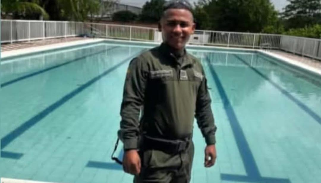 El policía Duván Alfaro Martínez.