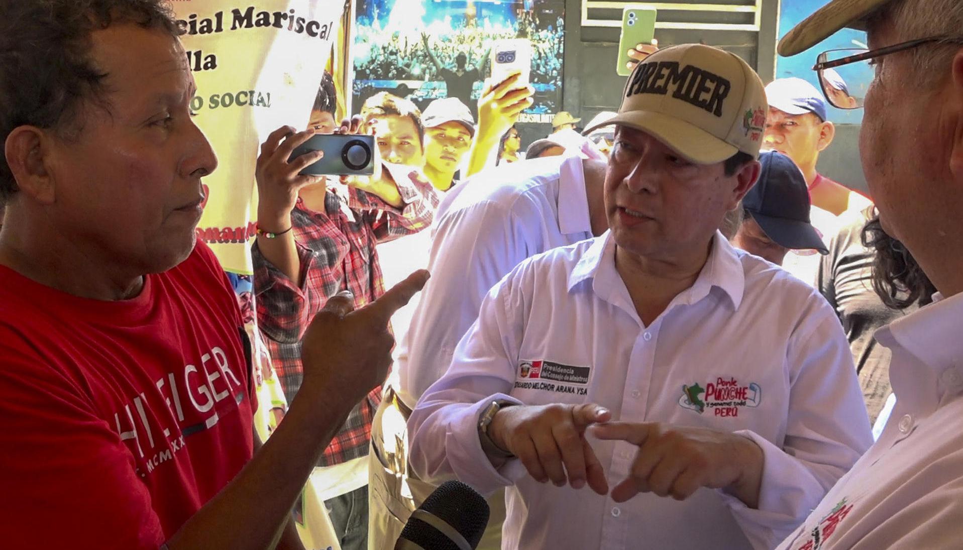 Presidente del Consejo de Ministros de Perú, Eduardo Arana, a su llegada a la población de Santa Rosa. 