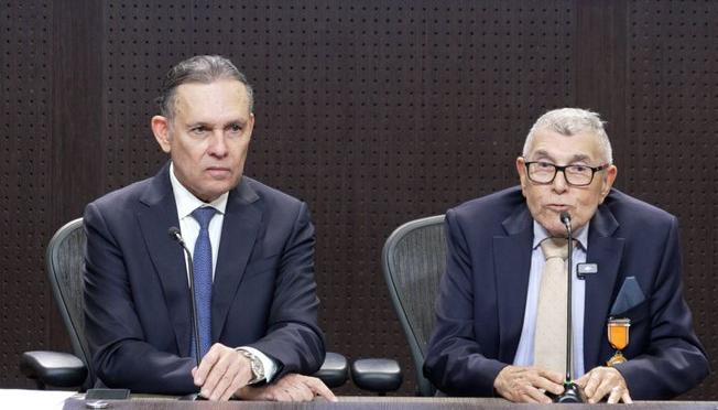 El senador Efraín Cepeda con Martín Mestre, papá de Nancy, víctima de feminicidio. 