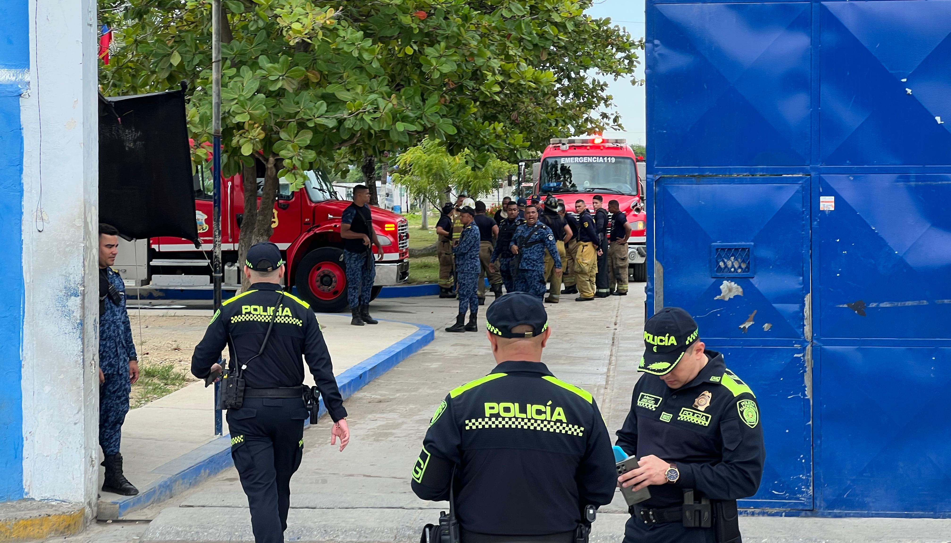 Uniformados de la Policía en la Penitenciaría.
