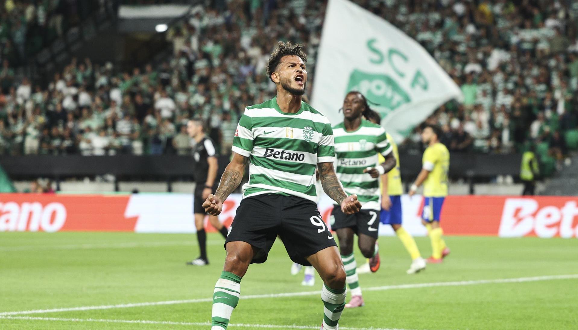 El jugador del Sporting Luis Suarez celebra el quinto gol de su equipo