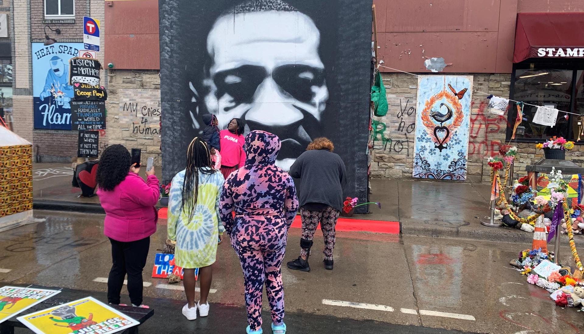 Residentes del barrio Powderhorn Park rinden homenaje al afroamericano George Floyd en la esquina en la que dejó de respirar por la asfixia causada por un exagente de Policía.