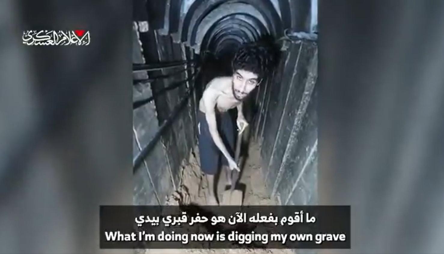 Momento en el que el rehén cava su tumba.