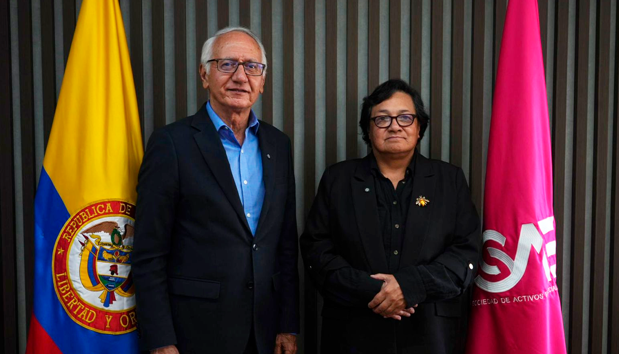 Acto de entrega de Drogas La Rebaja al Gobierno