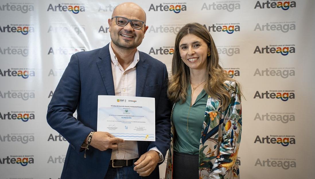 Fernando Morón y la subdirectora de Sostenibilidad de Arteaga Latam, Laura Sandoval Machado.