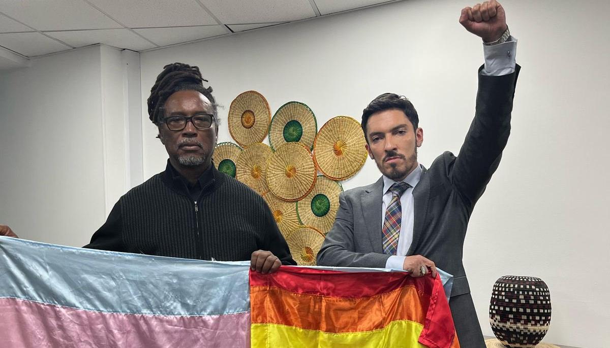 El saliente Ministro de Igualdad, Carlos Rosero, y Juan Carlos Florián.