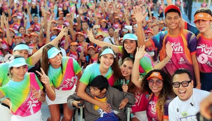La directora de la Fundación Fulamic, Salwa Maloof Habib, y el joven Giovanny Hoyos (centro). 