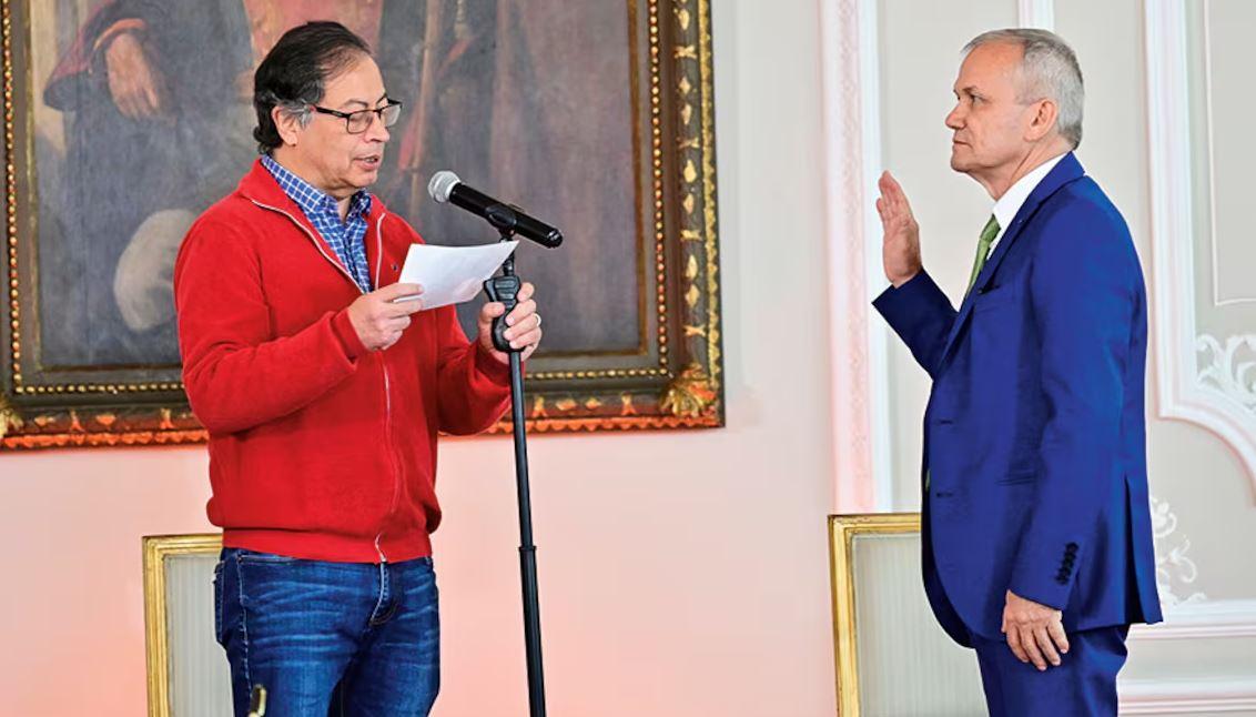 Gustavo Petro posesionando a Carlos Ramón González