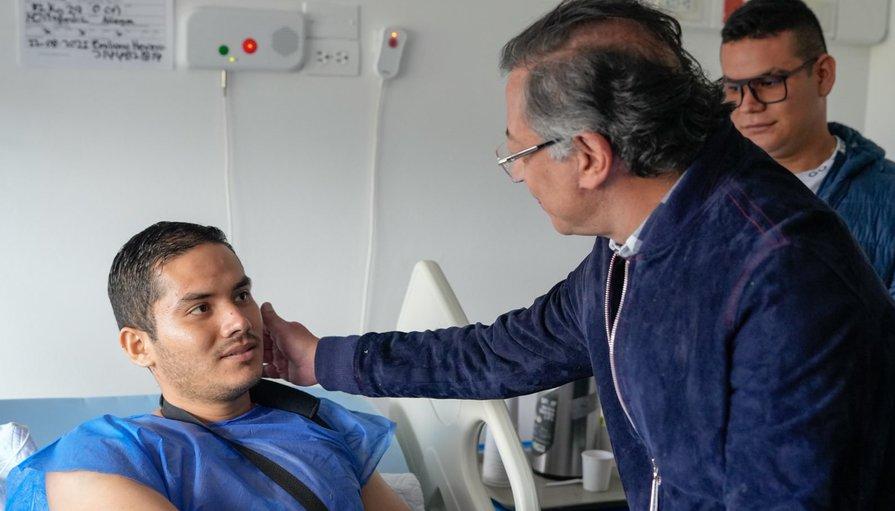 Visita del Presidente Gustavo Petro a los policías heridos en Amalfi.