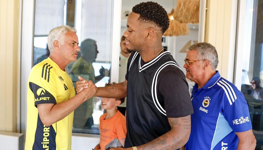 José Mourinho y Jhon Durán.