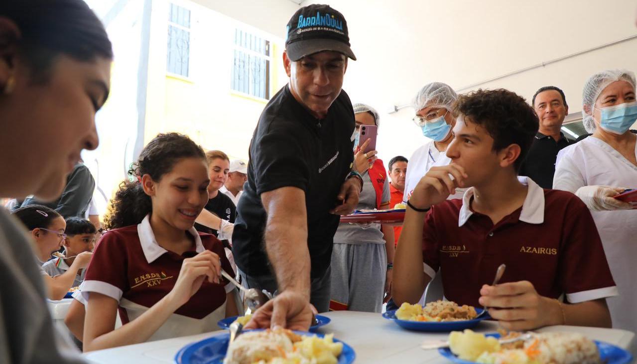 Alcalde Alejandro Char en la entrega del nuevo comedor escolar.