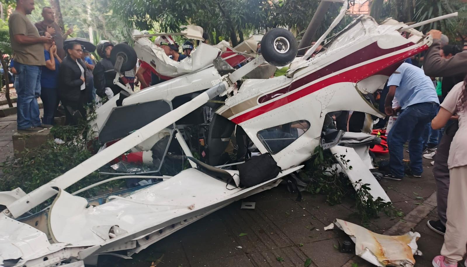 Así terminó la avioneta en el barrio Laureles de Medellín.