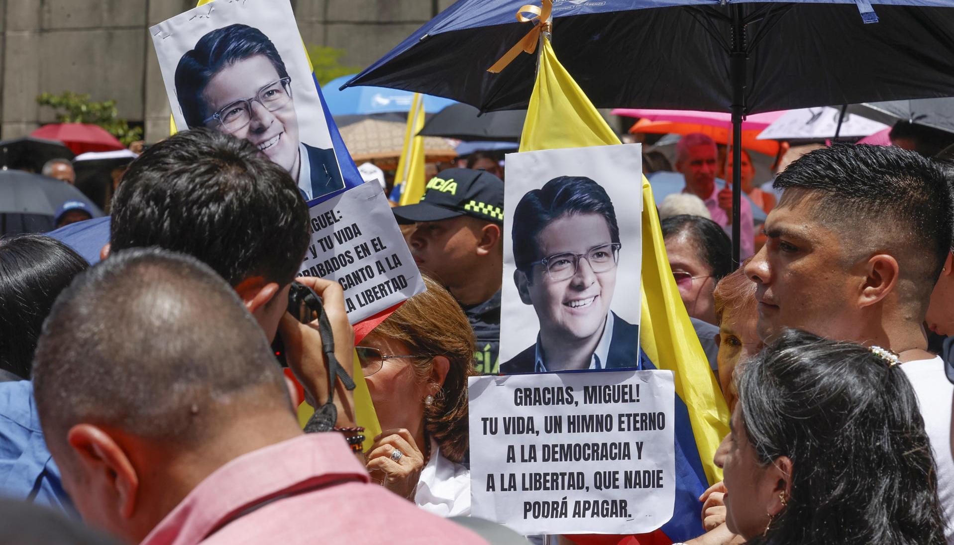 Homenaje póstumo a Miguel Uribe Turbay.