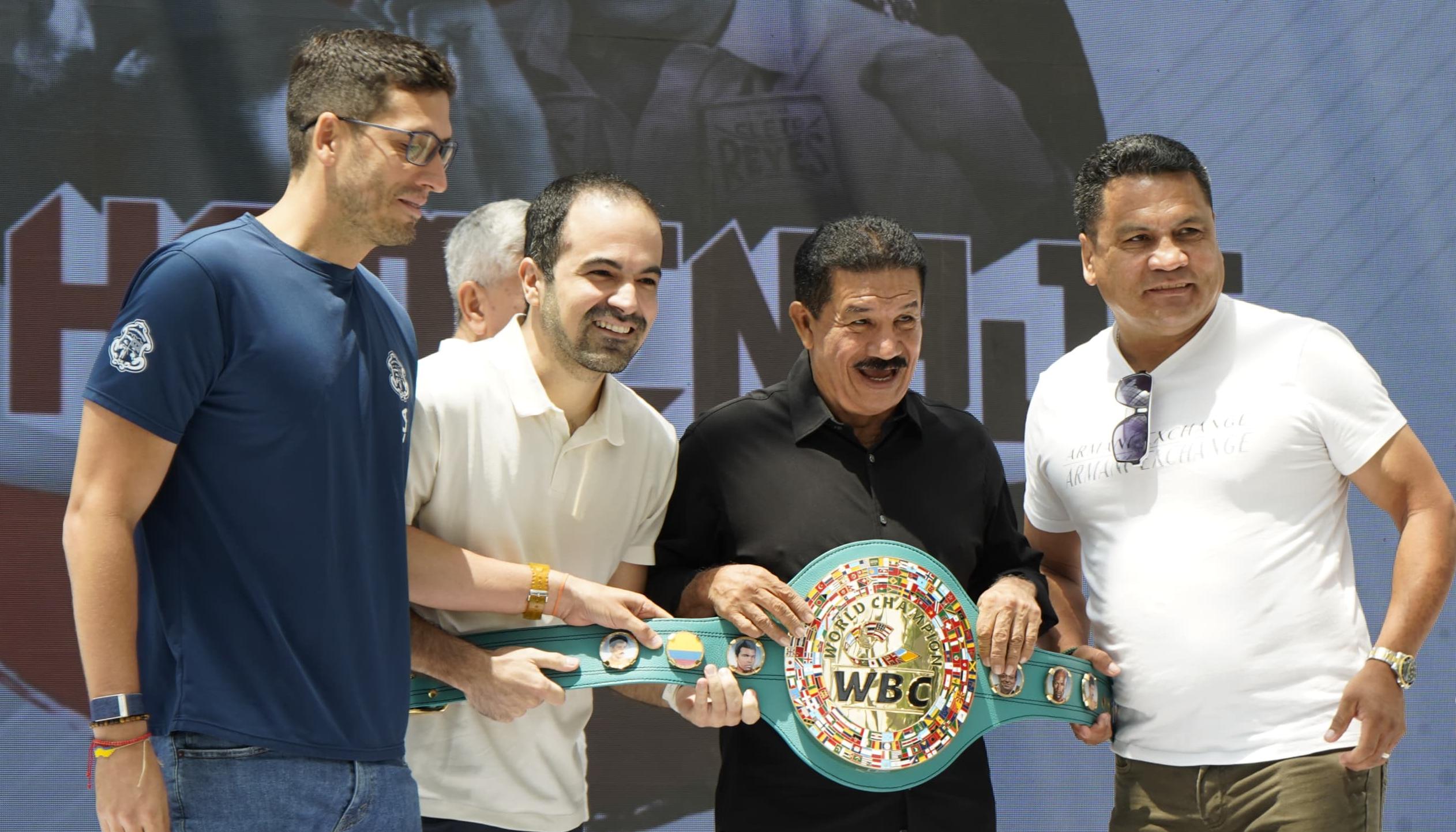 'Happy' Lora y Raúl 'Jíbaro' Pérez, tercero y cuarto de izquierda a derecha.
