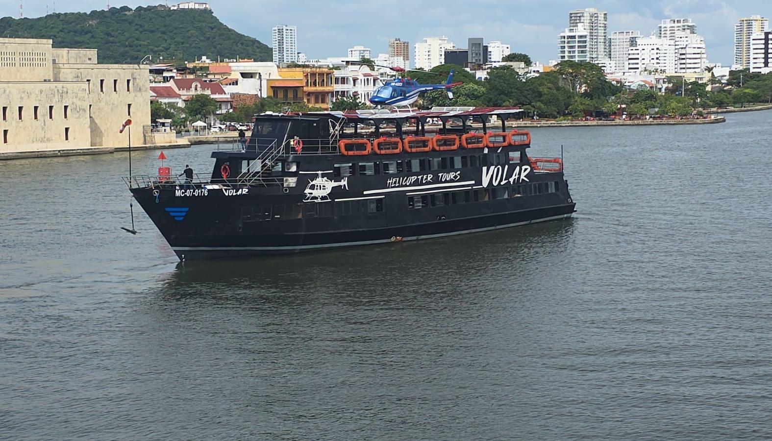 Imagen del yate y el helicóptero.