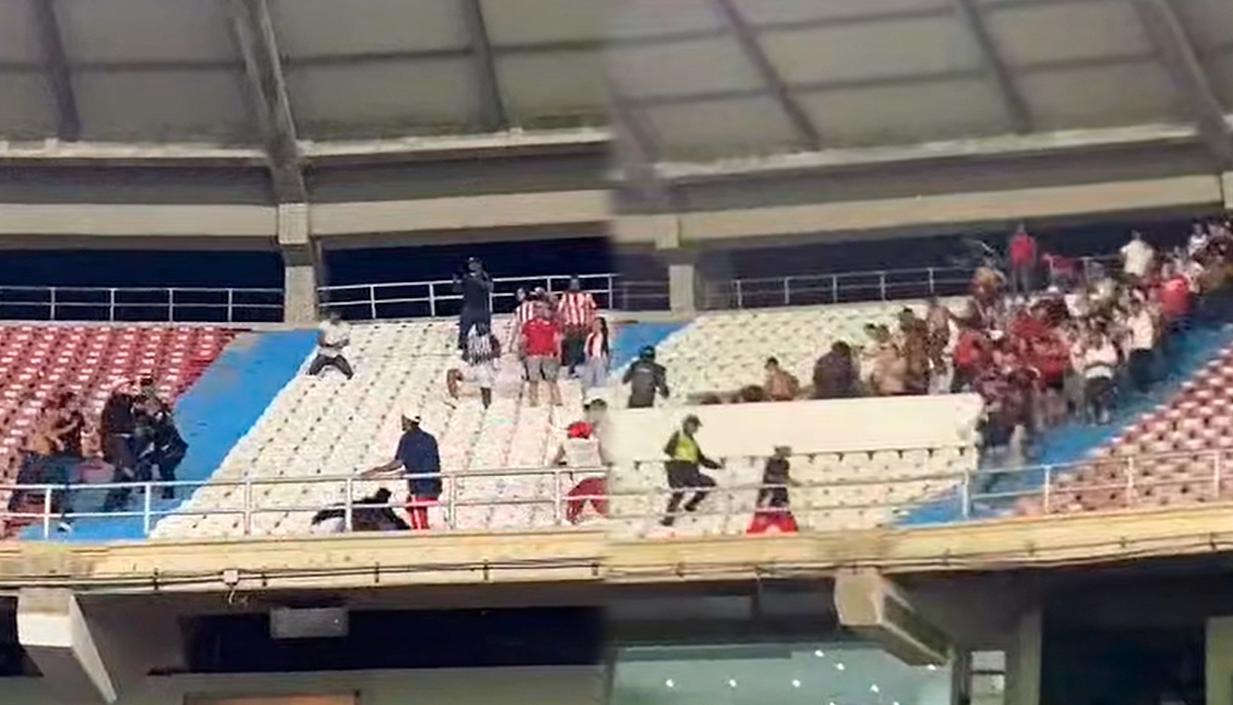 Imágenes de la pelea entre las barras.