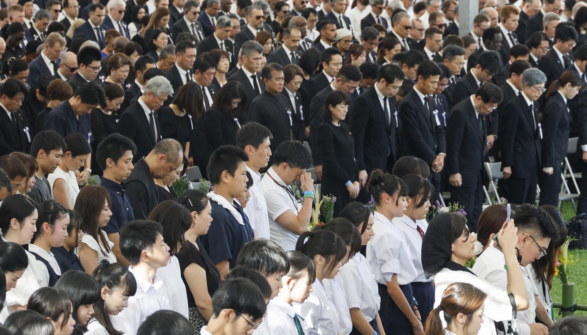 Los asistentes observan un minuto de silencio durante la Ceremonia Conmemorativa de la Paz en el 80 aniversario del bombardeo atómico.