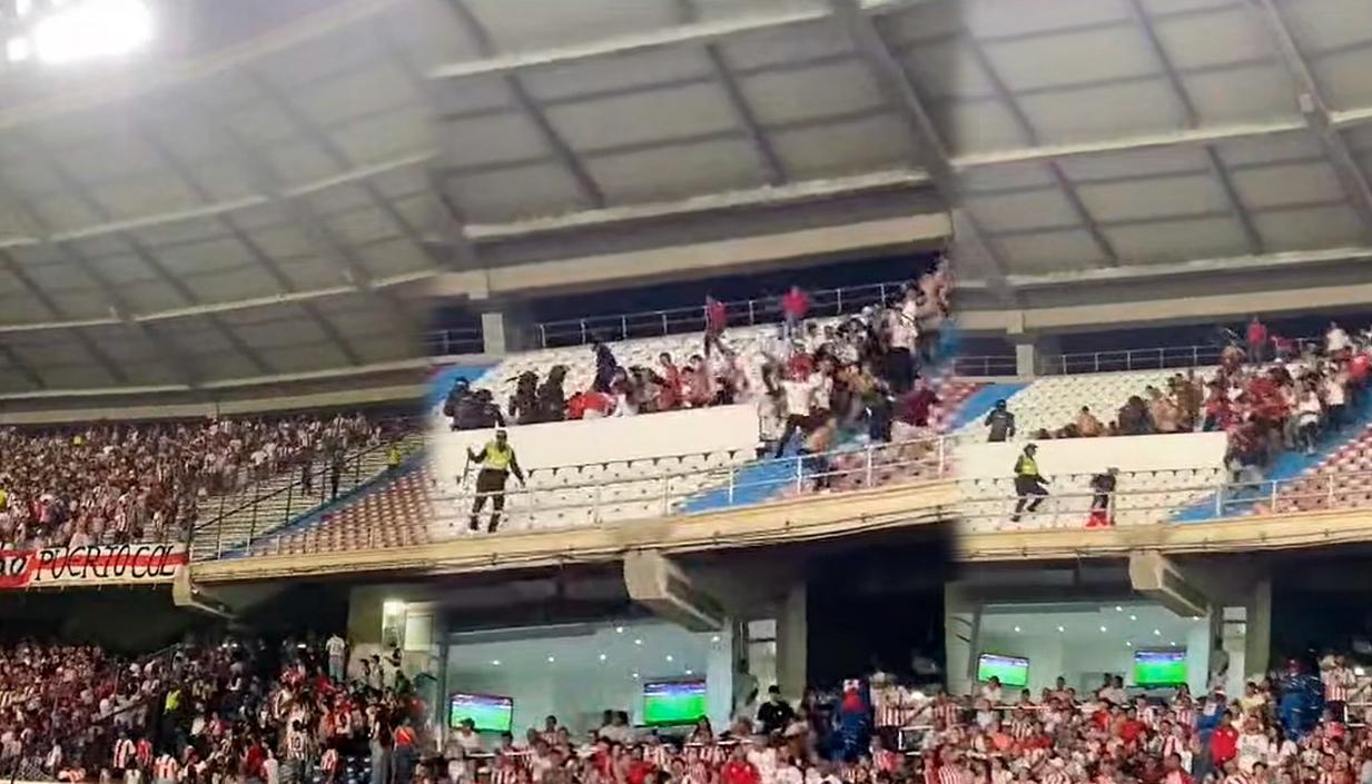 Imagen de la pelea entre los hinchas de Junior y Bucaramanga.