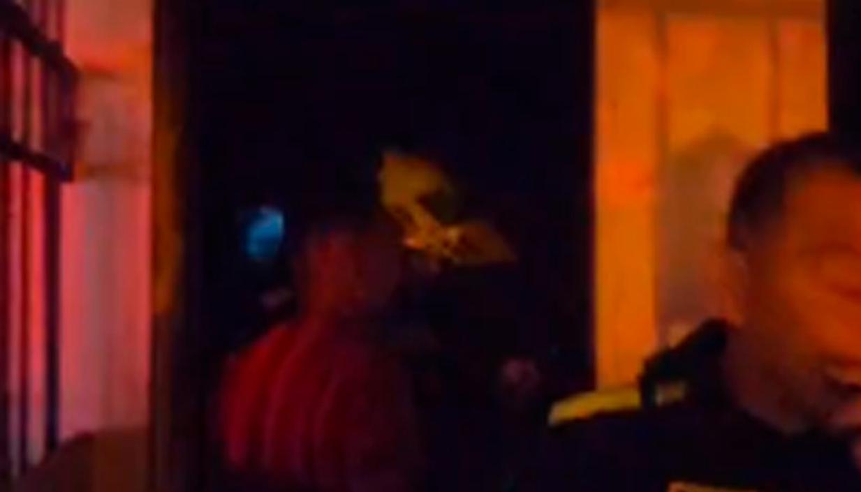 Policía y bomberos en el lugar de la emergencia. 