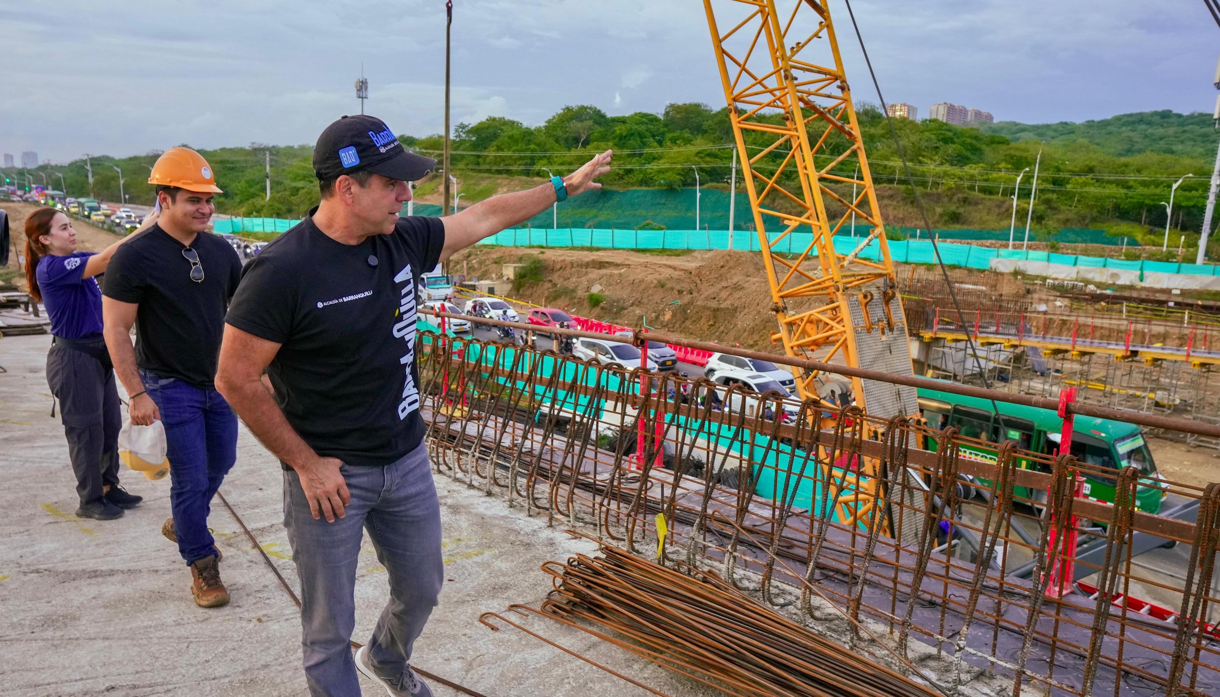 El alcalde Char inspeccionando la obra.