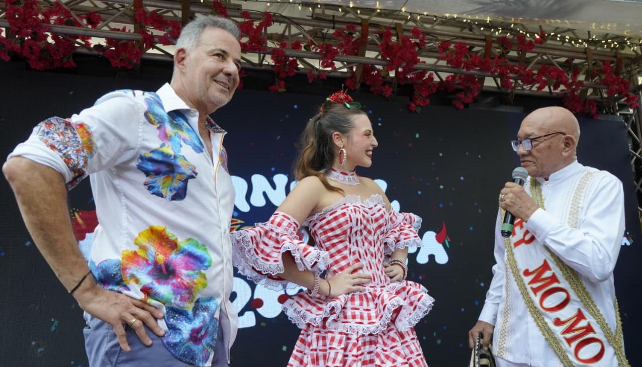 Juan José Jaramillo, gerente de Carnaval, Michelle Char, Reina del Carnaval 2026 y el Rey Momo 2025, Gabriel Marriaga. 