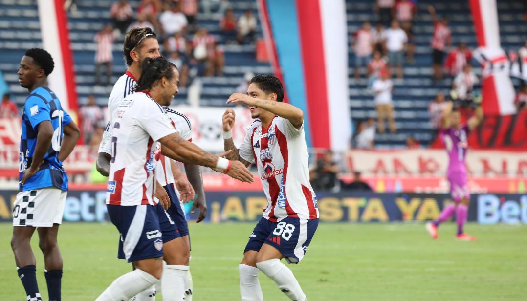 Javier Báez y Bryan Castrillón celebran el segundo gol