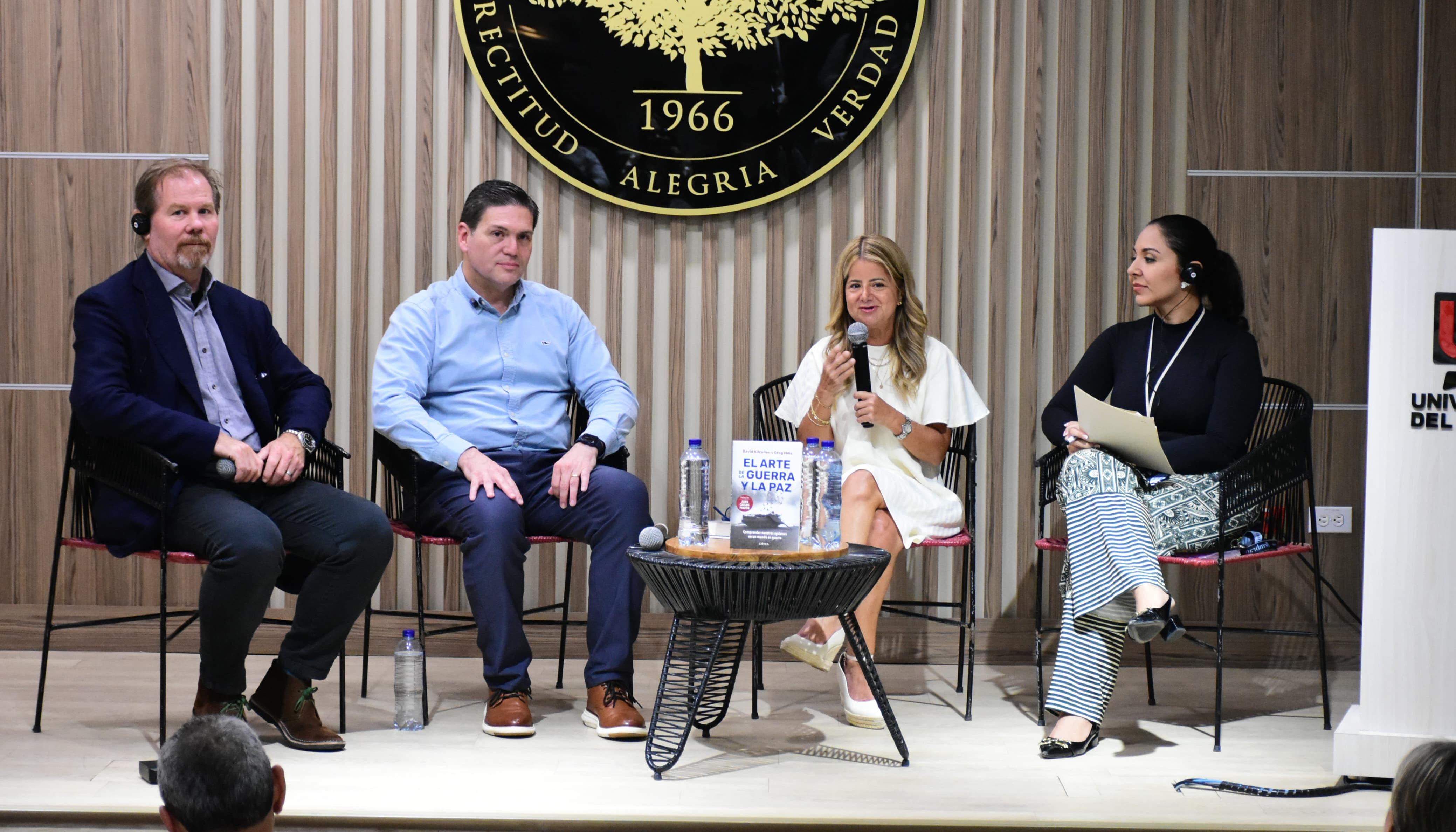 David Kilcullen; el exministro de Defensa, Juan Carlos Pinzón; la exgobernadora del Atlántico, Elsa Noguera y la docente Lucía Avendaño.
